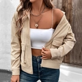Chaqueta beige con textura gofrada, cremallera y bolsillos cargo de estilo retro - S / Caqui