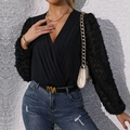 Elegante zwarte bodysuit met V-hals, transparante kanten mouwen en bloemendetails - S / Zwart