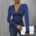 Elegante body blu navy aderente con scollo a V in pizzo e dettagli drappeggiati - S / Blu Nebbia