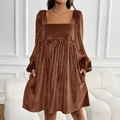 Dunkelbraunes Langarmkleid mit eckigem Ausschnitt und vertikaler Plissee-Textur - S / Braun