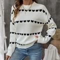 Entspannter weißer Strickpullover mit schwarzen Herzmustern und bequemen Rundhalsausschnitt - S / Weiß