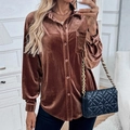 Camicia in velluto marrone scuro da donna con maniche lunghe e taschino frontale - S / Marrone Caffè