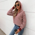Détail du pull en maille rayé rouge et blanc avec col zippé et poignets côtelés - S / Bordeaux