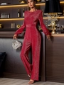 Detail des roten Pailletten-Jumpsuits mit Rüschenbündchen und glänzender Stoffstruktur - L / Burgunderrot