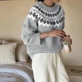 Γυναικείο γκρι oversized πλεκτό πουλόβερ με ρετρό σκανδιναβικά σχέδια ζακάρ - S / Ανοιχτό γκρι