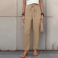 Dettaglio dei pantaloni kaki con coulisse che mostra il tessuto strutturato e l'elastico - S / Cachi