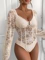 Détail d'un body en dentelle beige avec baleines de corset et bonnets festonnés - Abricot