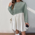 Robe courte à manches longues vert sauge avec ourlet plissé contrasté couleur crème - S / Vert
