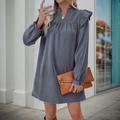 Robe chic bleu gris à manches longues avec col volanté et détails aux épaules - S / Bleu