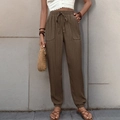 Dettaglio dei pantaloni casual marrone caffè con coulisse elastica in vita e tasche laterali - S / Marrone Caffè
