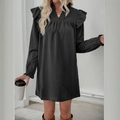 Robe noire élégante à col en V avec détails à volants et manches longues amples - S / Noir