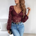 Détail d'un body en dentelle bordeaux avec décolleté en cœur et structure corset - Rouge Violacé