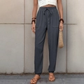 Dettaglio del tessuto strutturato grigio scuro di questi pantaloni jogger a vita alta con coulisse - S / grigio scuro