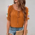 Boheemse top in karamel met korte mouwen, kleurrijk haakwerk en trekkoord bij de hals - M / Oranje