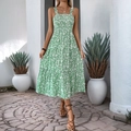 Grünes Sommerkleid für Damen mit Blumendruck, Smoke-Oberteil und gestuftem Rock - S / Grün