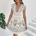 Witte korte jurk met V-hals, zwarte tropische borduursels en ruches op de schouders - S / Beige