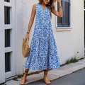 Ärmelloses Boho-Maxikleid mit V-Ausschnitt, blau-weißem Blumendruck und Holzknöpfen - S / Blau