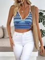 Top in maglia con allacciatura al collo, motivi blu e jeans slim bianchi - S / Blu