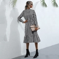 Elegantes schwarz-weiß vertikal gestreiftes Kleid mit Stehkragen und Rüschensaum - S / Schwarz