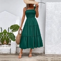 Robe longue froncée vert foncé avec jupe à volants et fines bretelles pour l'été - Vert Foncé