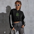 Detail van de zwarte cropped hoodie met neon groene berenprint en witte mouwstrepen - XS / Zwart (Fluorescerend Groene Berenprint)