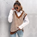 Bruin gebreid gilet met pied-de-poule patroon en V-hals over een wit overhemd - S / Koffiebruin