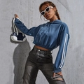Blauwe korte dames hoodie met witte mouwstrepen en verstelbare capuchon sportieve stijl - XS / Teal
