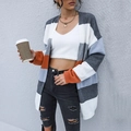 Cardigan da donna a maglia a righe color block nei colori bianco, grigio e arancione - S / Grigio