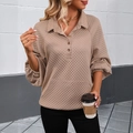 Détail d'un sweat-shirt matelassé kaki avec col polo et texture en losanges - S / Marron