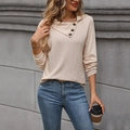 Sweatshirt beige pour femme en maille texturée avec col asymétrique et trois boutons - S / Abricot