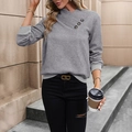 Jersey gris con textura de manga larga con cuello en V cruzado y botones decorativos - S / Gris claro