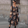 Florales Langarmkleid mit V-Ausschnitt in Schwarz mit orangefarbenem Blumenmuster - S / Marineblau