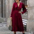 Elegantes, weinrotes Samt-Maxikleid mit V-Ausschnitt, Rüschen und gesmokter Taille - S / Burgunderrot