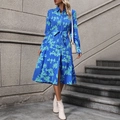 Langärmliges Hemdblusenkleid in Königsblau mit hellgrünem Blumendruck und Gürtel - S / Blau