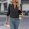 Camicia da donna nera a maniche lunghe con stampa a rombi dorati e scollo a V - M / Nero