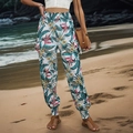 Dettaglio della vita alta elastica e della stampa tropicale sui pantaloni cargo - S / Bianco
