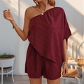 Elegante wijnrode one-shoulder jumpsuit met geplooide textuur en asymmetrische lagen - S / Bordeauxrood
