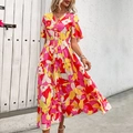 V-Ausschnitt Maxikleid mit Blumenmuster in Pink und Gelb und gestuftem Rockteil für Sommer - S / Rosarot