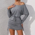 Mini vestido gris con hombros descubiertos, cintura con cordón y detalles fruncidos - L / gris oscuro
