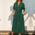 Dettaglio di abito a camicia verde scuro con bottoni, colletto a revers e coulisse in vita - S / Verde Scuro