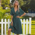 Französisches V-Ausschnitt Midikleid in Dunkelgrün mit Punkten, Schleife und Knopfdetail - L / Dunkelgrün