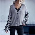 Damen Strickjacke mit Leopardenmuster-Ärmeln und grauem lockeren V-Ausschnitt Design - S / Grau