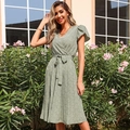 Grünes Midi-Kleid mit Blumenmuster, V-Ausschnitt, Rüschenärmeln und Bindegürtel - S / Grün