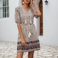 Boho zomerjurk met bloemenprint, V-hals met kwastjes en trekkoord in de kleur abrikoos - S / Wit