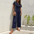 Tuta blu scuro con scollo a V e gamba larga con bottoni decorativi per un look estivo rilassato - Blu Notte