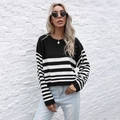Maglione a righe bianche e nere da donna con girocollo e maniche lunghe a taglio morbido - S / Nero