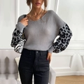 Damen-Strickpullover mit grauem Korpus und Ärmeln im Leopardenmuster-Patchwork-Stil - S / Grau