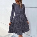 Dunkelblaues Plissee-Kleid mit weißem Punktdruck und Kordelzug an der Taille in Slim Fit - S / Marineblau