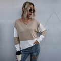 Maglione da donna in maglia color-block beige e bianco con dettagli traforati sul collo - S / Albicocca
