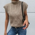 Chaleco de punto de cuello alto para mujer en color caqui con trenzado clásico y rombos - S / Marrón